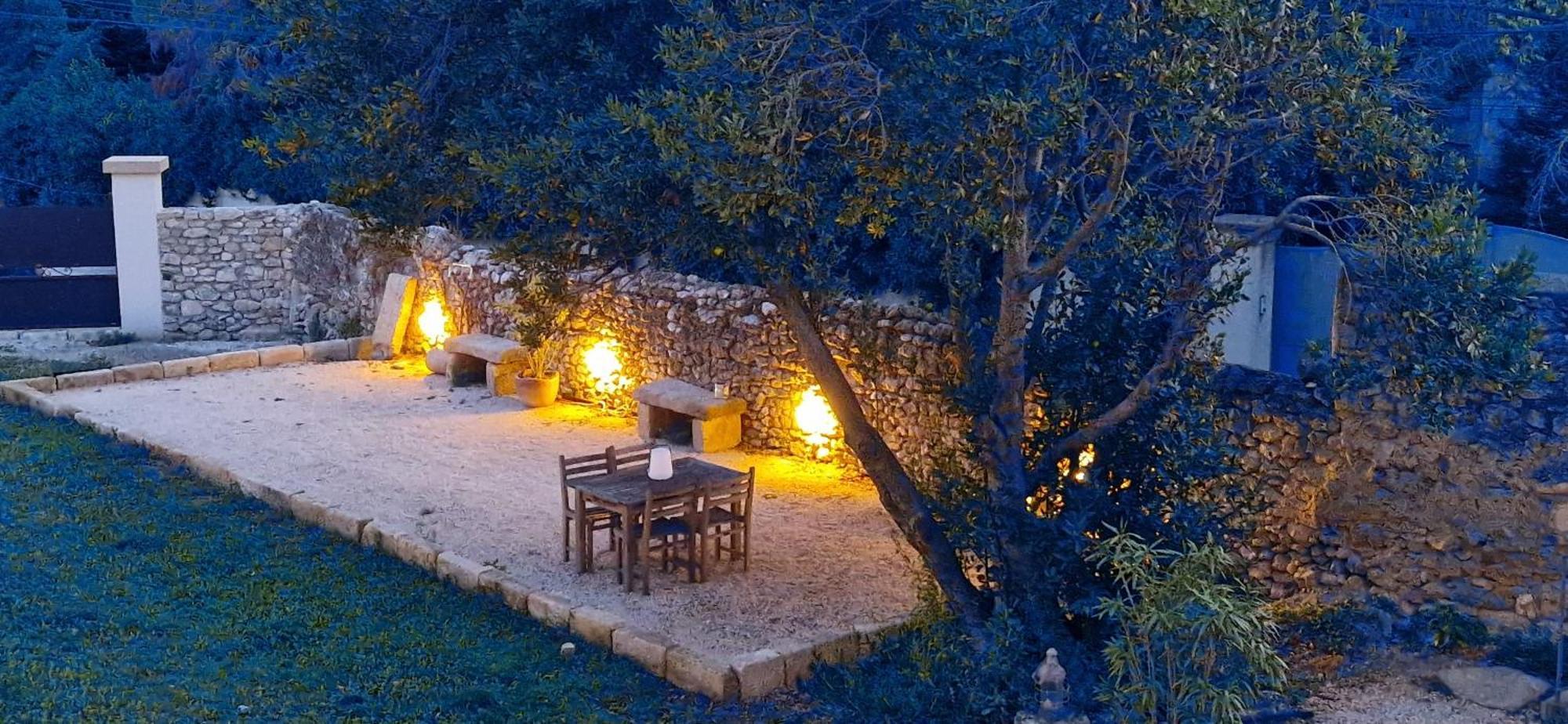 Appartement Dans Un Mas Provencal Renove Saint-Hilaire-d'Ozilhan Экстерьер фото